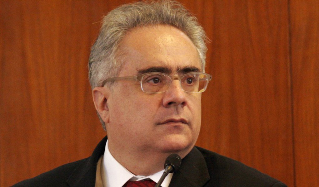 Nassif sobre os Bolsonaros: 'são uns completos sem-noção'