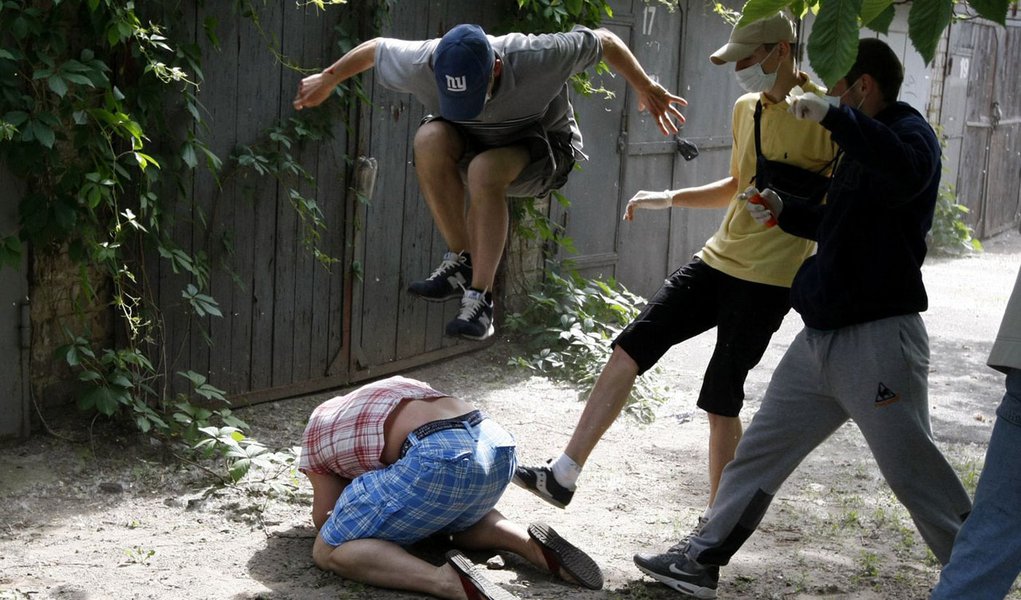 Fotógrafos flagram agressão a militante gay na Ucrânia