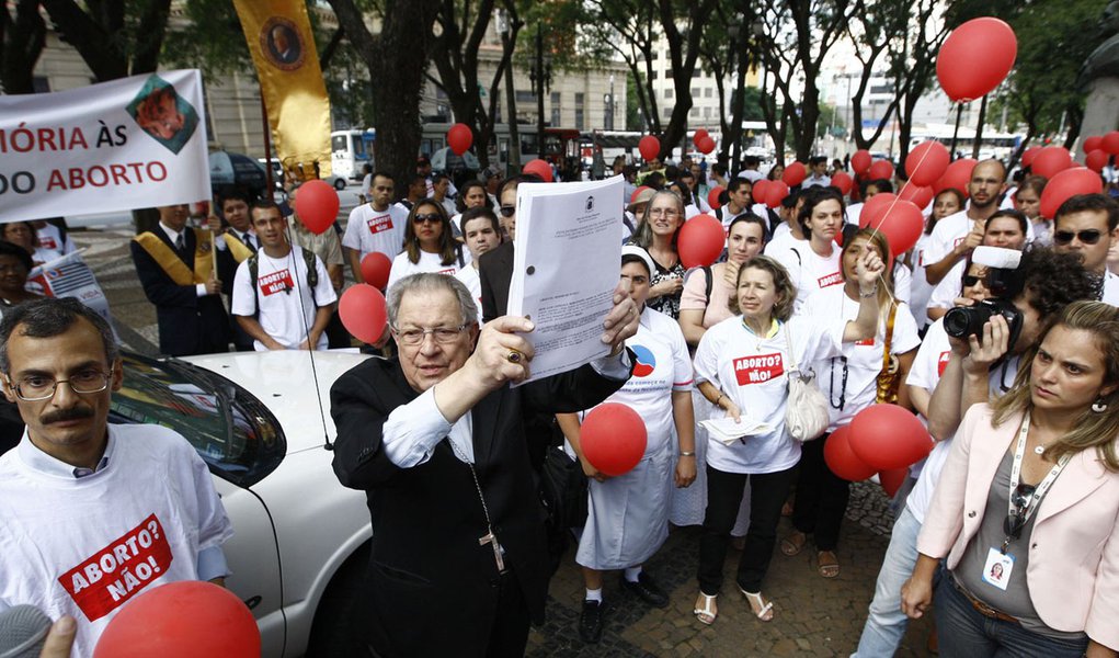 Católicos antiaborto voltam a distribuir folhetos contra o PT