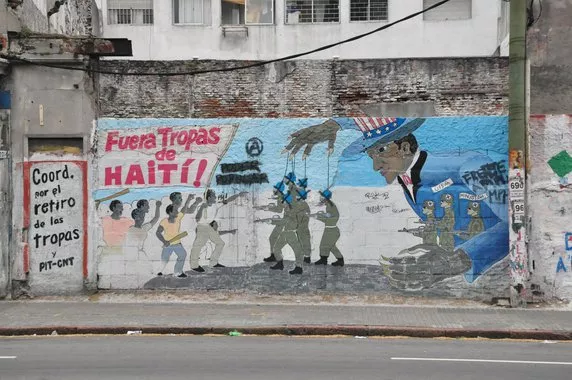 Grafite mural contra as tropas no Haiti