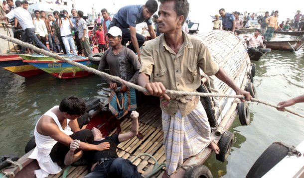 Acidente com balsa deixa 30 mortos em Bangladesh
