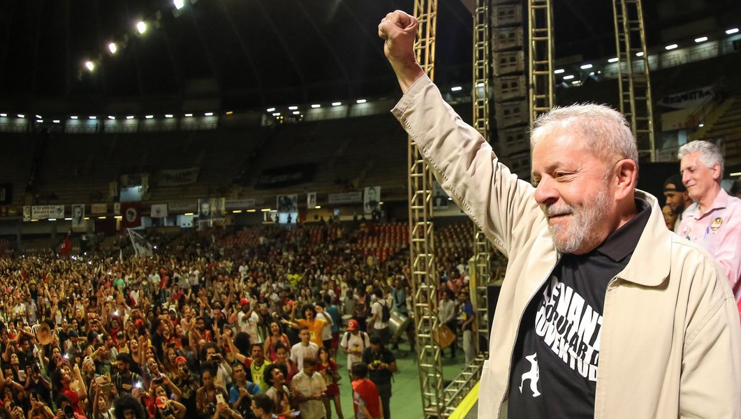 Em um arroubo de desonestidade, pesquisa aparece pela primeira vez sem o nome de Lula. Pior para o Brasil, que vê o crescimento do fascismo de Jair Bolsonaro, uma reação tímida dos demais candidatos da centro-esquerda e o aumento dos brancos, nulos e indecisos. Sem Lula, a eleição fica mais imprevisível e com chances reais de uma ascensão fascista ao poder.