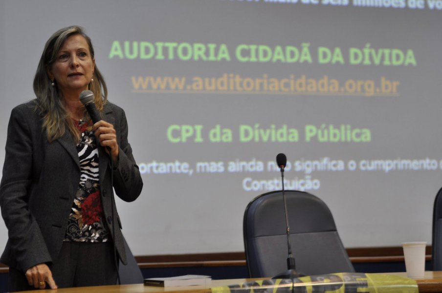 Maria Lúcia Fattorelli, coordenadora do movimento nacional em favor da auditoria cidadã da dívida pública, atuante em 14 estados da federação, com garra e determinação, cravou tento político espetacular