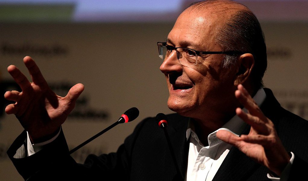 Pré-candidato do PSDB à Presidência, Geraldo Alckmin, discursa para prefeitos em Niterói 08/05/2018 REUTERS/Ricardo Moraes