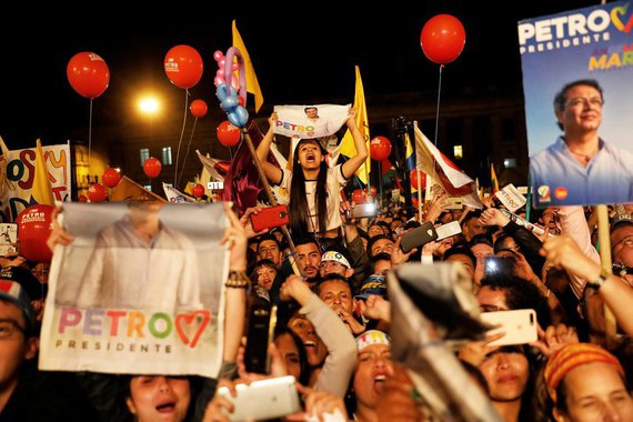 É de difícil construção frases que não versem a dialética colombiana. Enquanto Duque entregaria a soberania militar e territorial hipotecando um futuro que nunca chega como aliado estadunidense, Petro fala de paz e integração latino-americana. 