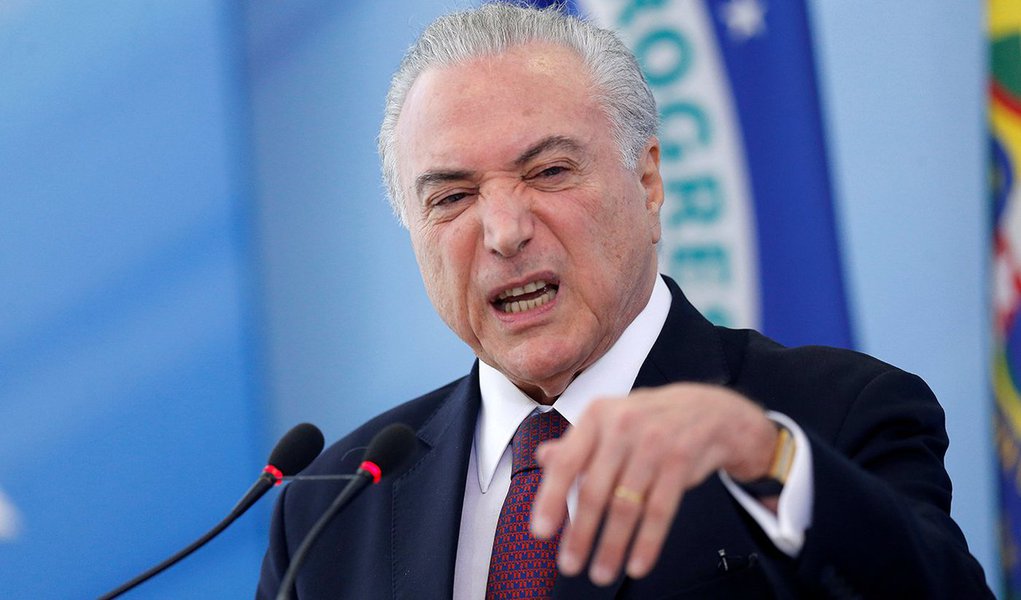 O presidente brasileiro Michel Temer fala a jornalistas no Palácio do Planalto, em Brasília 27/04/2018 REUTERS/Adriano Machado