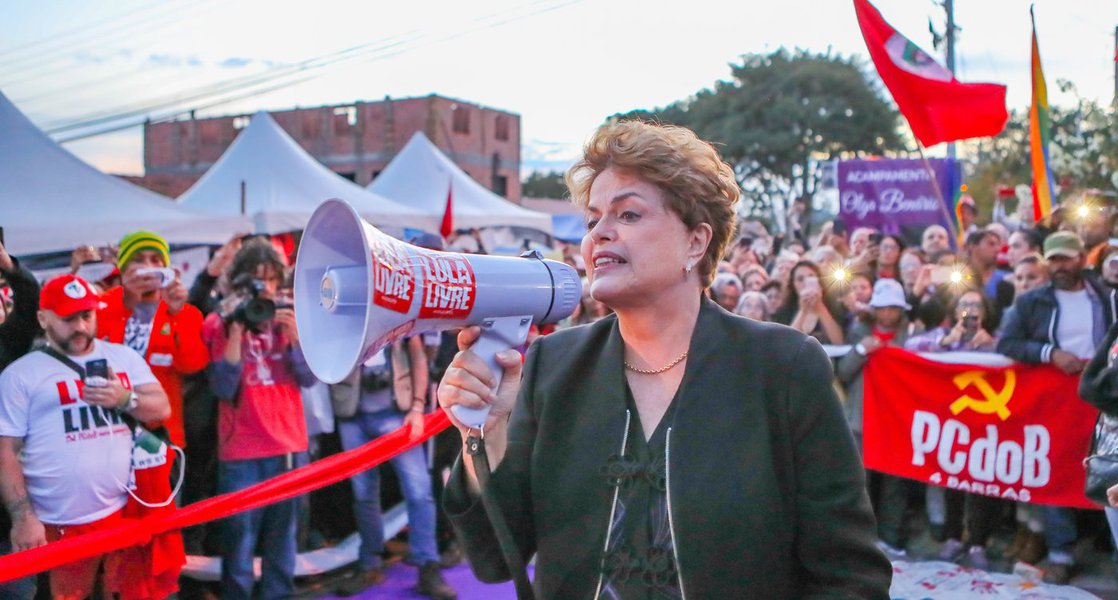 Presidente deposta Dilma Rousseff visita ex-presidente Luiz Inácio Lula da Silva em Curitiba