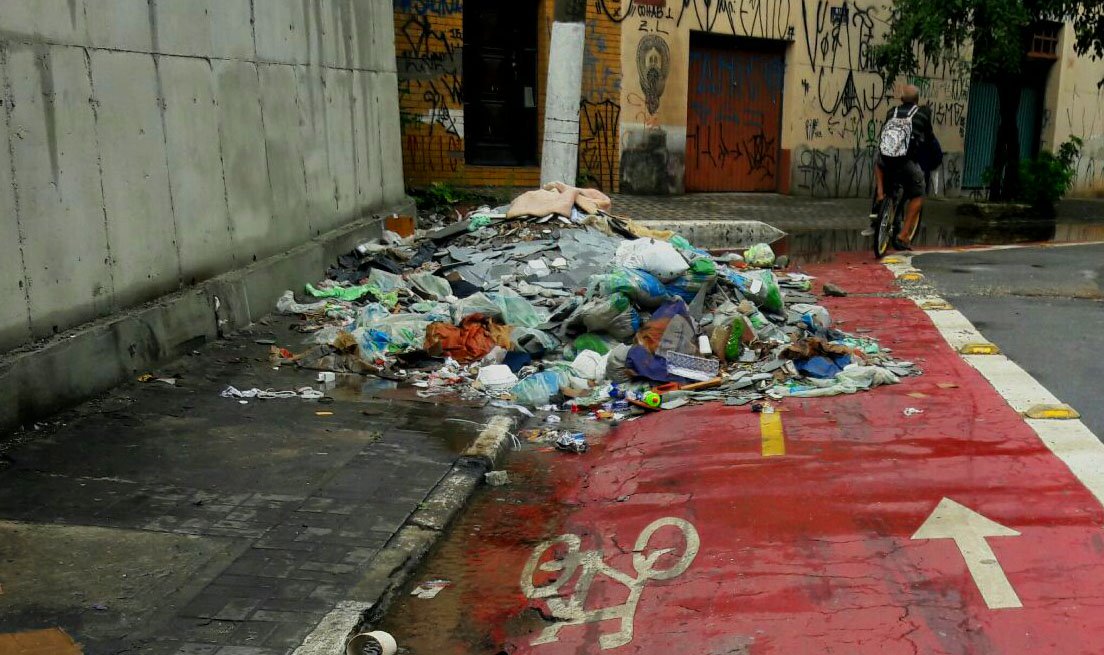São Paulo SP Brasil Na rua Lopes Oliveira no bairro de Santa Cecilia ciclovia tomada de lixo impedindo trafego de ciclista. Foto Fernand Carvalho Fotos Publicas