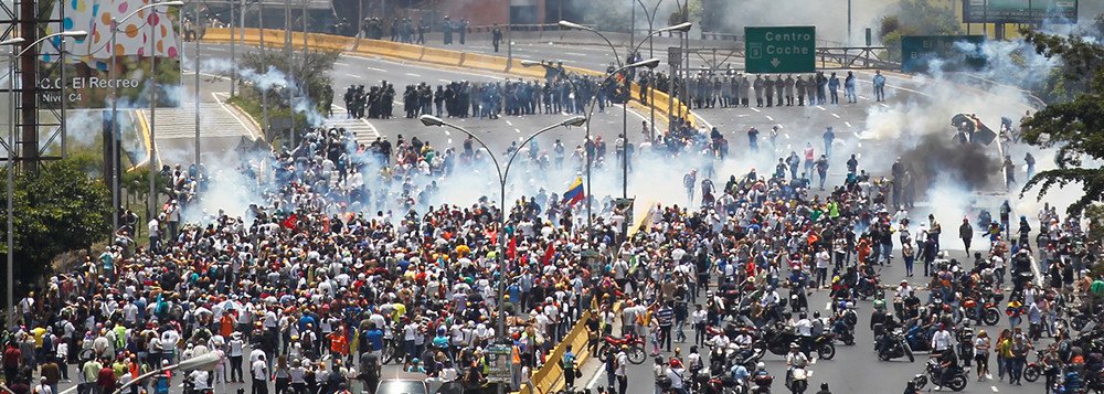 Manifestantes em protesto contra o governo do presidente Nicolás Maduro, em Caracas, Venezuela. 11/04/2017 REUTERS/Christian Veron