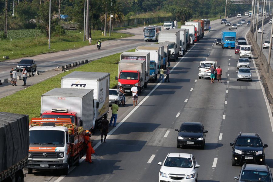 Paralisação dos caminhoneiros na Rodovia Presidente Dutra, no Rio de Janeiro.Foto Tânia Rêgo/Agência Brasil