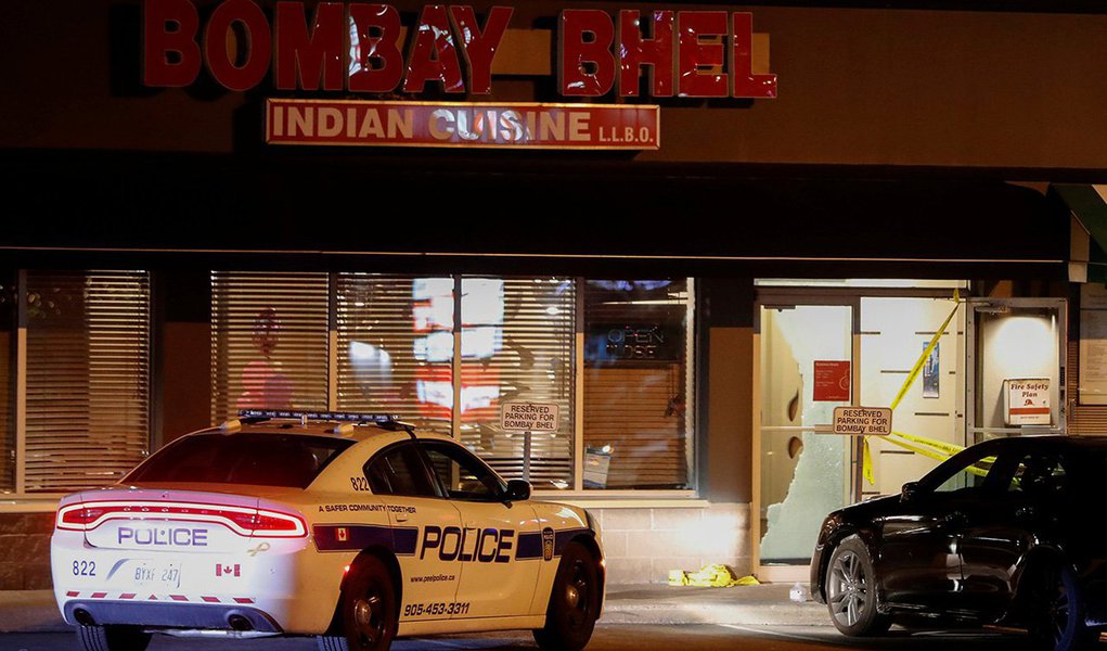 Carro de polícia é visto em frente a local de explosão em Mississauga, no Canadá 25/05/2018 REUTERS/Mark Blinch