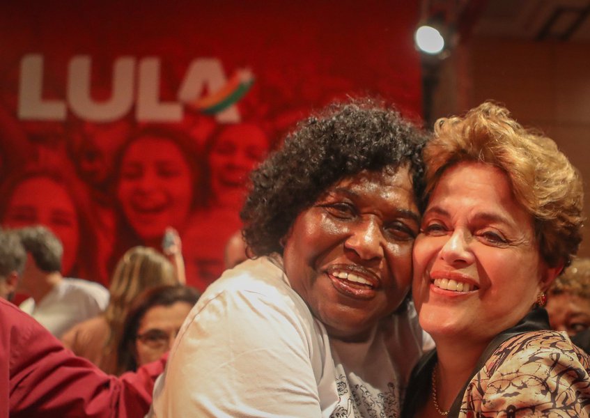O lançamento da candidatura de Lula mobilizou artistas, intelectuais, políticos e trabalhadores; a expressão de Dilma Rousseff ao lado da ex-governadora do Rio de Janeiro Benedita da Silva chamou a atenção para o clima de felicidade e soberania política do evento; com seus sorrisos, ambas mostraram porque a candidatura de Lula se apresenta como a única solução viável - e de posse do sentido de retorno à felicidade - para um país conflagrado; manifesto escrito por Lula foi lido por Dilma