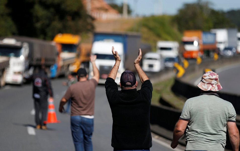 Motoristas de caminhão bloqueiam rodovia BR-116 em Curitiba com seus veículos durante greve 21/05/2018 REUTERS/Rodolfo Buhrer