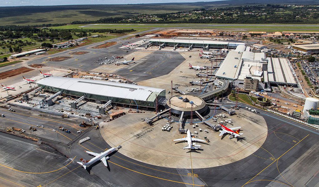 Pelo menos 11 aeroportos brasileiros estão sem combustível nesta sexta-feira (25) por causa da falta de transporte de combustível; os caminhoneiros continuam em greve e, como consequência, os aeroportos não receberam querosene de aviação e terão suas operações prejudicadas