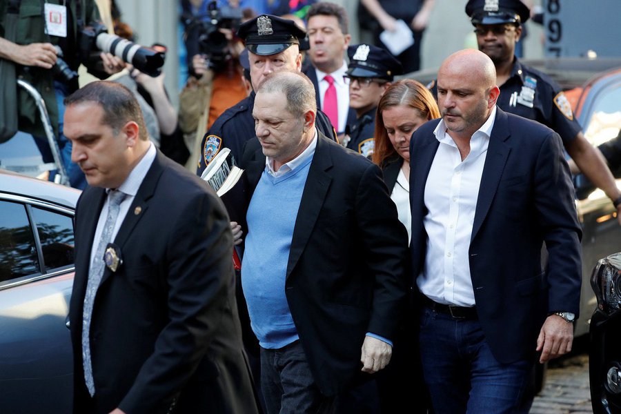 O produtor de cinema Harvey Weinstein se entregou às autoridades em uma delegacia de Nova York por acusações de crimes sexuais, meses depois de ter sido acusado por dezenas mulheres de assédio sexual; mais de 70 mulheres acusaram o cofundador do estúdio de cinema Miramax e da Weinstein Co de assédio, incluindo estupro