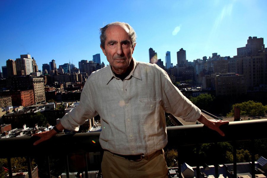 FILE PHOTO - Author Philip Roth poses in New York September 15, 2010. REUTERS/Eric Thayer/File Photo