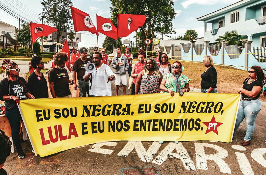 Movimento negro em vigília pede liberdade do ex-presidente Lula