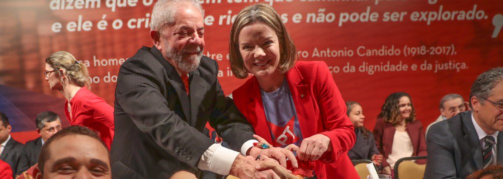 O PT pedirá à Justiça uma autorização para que o ex-presidente Lula possa gravar vídeos com mensagens políticas enquanto estiver preso; a presidente nacional do PT, senadora Gleisi Hoffmann, disse que Lula "está na prerrogativa dele"; "Ele é um cidadão e pode se manifestar politicamente"