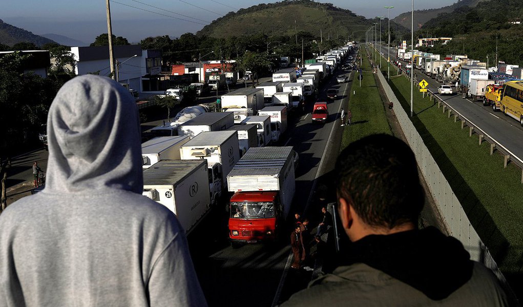 Caminhoneiros bloqueiam BR-116 em Guapimirim, perto do Rio de Janeiro 08/05/2018 REUTERS/Ricardo Moraes