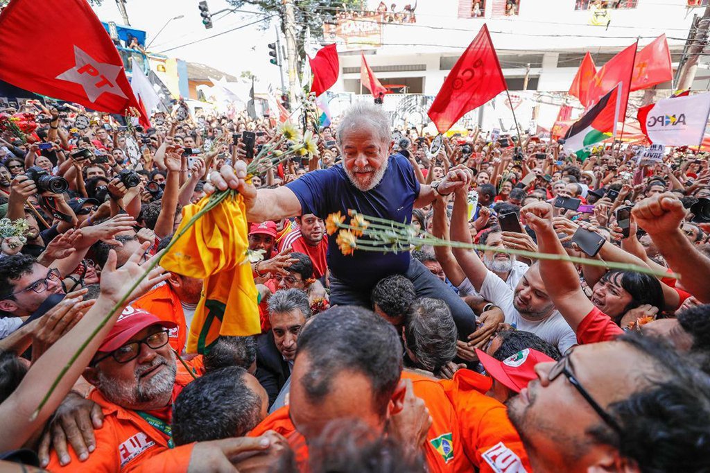 Em nota, a Frente Brasil Popular afirmou que o ex-presidente Lula "é inocente e continua desafiando a Lava Jato a provar que algum dia tenha recebido ilicitamente sequer dez centavos, de quem quer que seja"; segundo a entidade, "o Brasil só vai superar a profunda crise em que se encontra por meio de eleições livres e democráticas, com a participação de todas as forças políticas e de todos os candidatos, inclusive Lula"