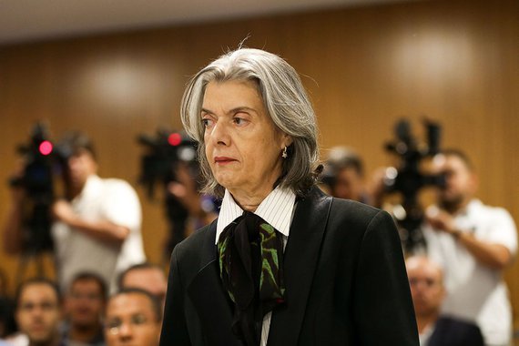 A ministra Cármen Lúcia poderia demonstrar que sua preocupação com as contas públicas também alcança o Poder Judiciário. Para permitir o descumprimento de uma lei federal e autorizar o arrocho o salarial de uma categoria já tão desvalorizada como o magistério, ela não pensou duas vezes
