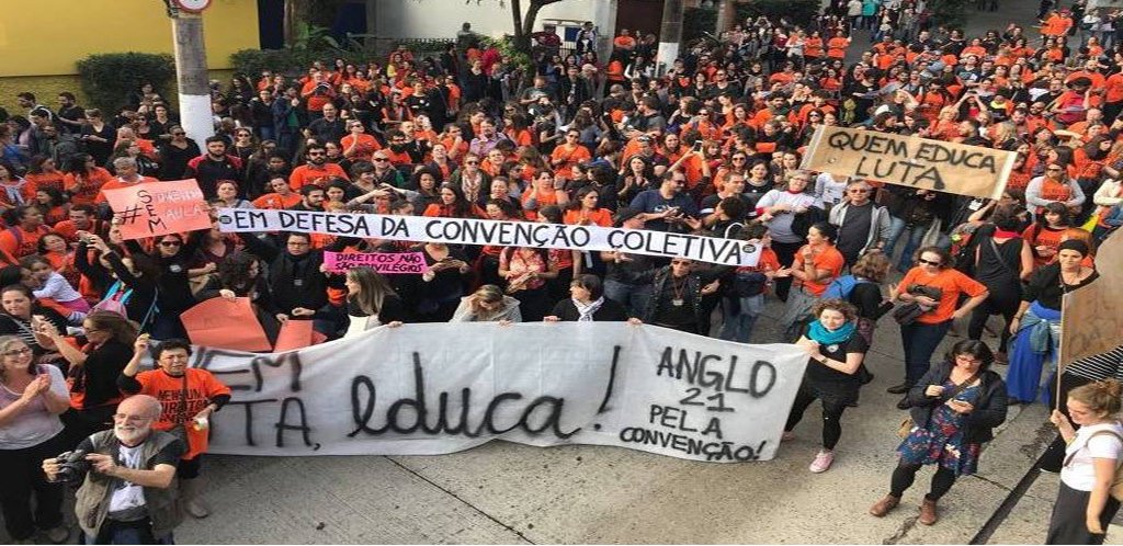 Cerca de 3 mil professores de 37 escolas particulares da capital paulista estão parados, informou o Sindicato dos Professores de São Paulo (Sinpro-SP). Eles protestam contra a retirada de direitos da convenção coletiva, permitida pela reforma trabalhista
