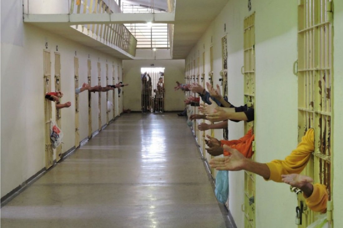 A Defensoria Pública do Paraná encaminhou à corregedoria do Departamento Penitenciário (Depen) do estado a denúncia de que um detento sofreu maus tratos e agressões de agentes penitenciários no Complexo Médico Penal (CMP), em Pinhais; o preso também relata a existência de um local chamado "surda"; trata-se de uma “sala” entre a primeira e a segunda galeria, onde, segundo o relato, presos seriam torturados por carcereiros