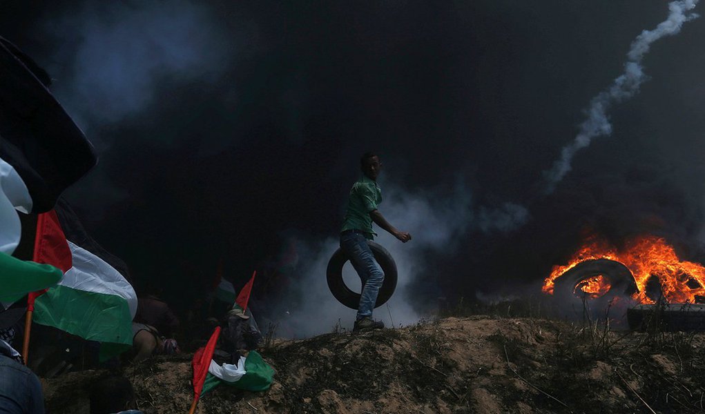 Manifestante palestino durante protesto em Gaza 14/05/2018 REUTERS/Ibraheem Abu Mustafa