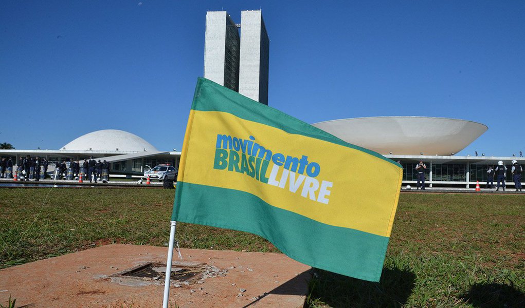 Integrantes do Movimento Brasil Livre realizam ato em frente ao Congresso Nacional (Valter Campanato/Agência Brasil)