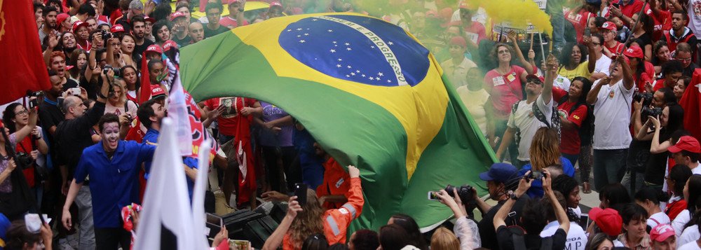 03/10/2015 - São Paulo - SP - Manifestantes da CUT realizaram um protesto “em defesa da Petrobras e da democracia” na manhã deste sábado (3) na Avenida Paulista. Foto: 