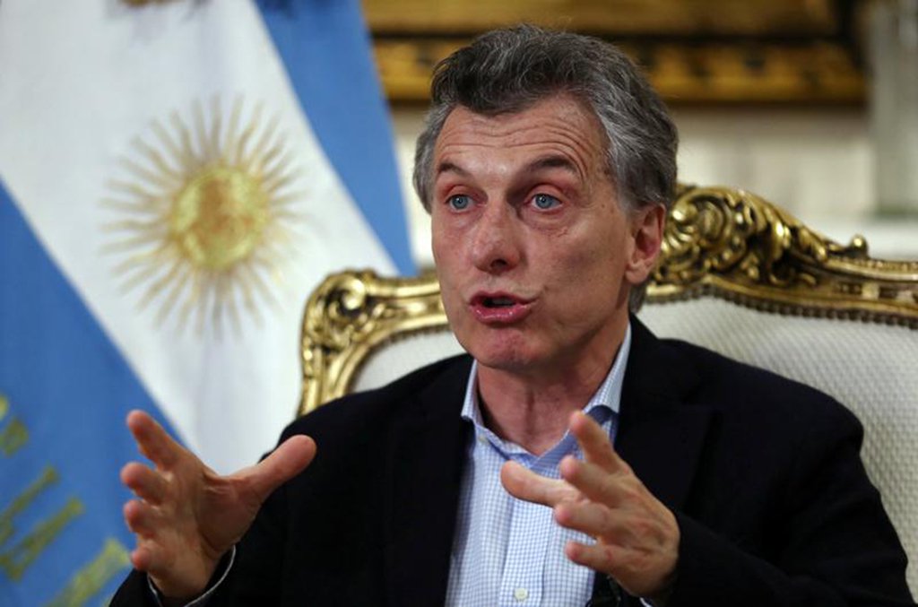 Corporações financeiras internacionais em sociedade com Macri esvaziam os cofres do Banco Central Argentino, e contraem mais de US$ 30 bilhões de empréstimos com o FMI, somados aos já US$ 110 bilhões de dívida externa contraída desde o fim de 2015, abrindo as portas a um colapso total da economia