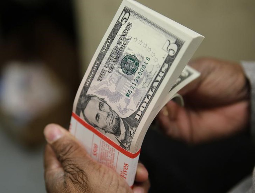 Notas de dólar sendo inspeciondas em Washington, nos EUA 26/03/2015 REUTERS/Gary Cameron