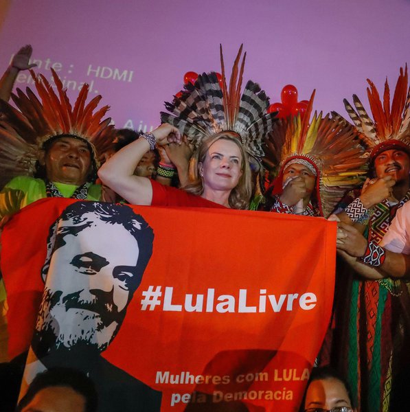 Em uma noite histórica, na sexta-feira povos indígenas, seringueiros e membros da sociedade civil organizada gritaram em praça pública “Boa noite, presidente Lula!”, em homenagem ao maior líder popular brasileiro, informa o Boletim da Resistência