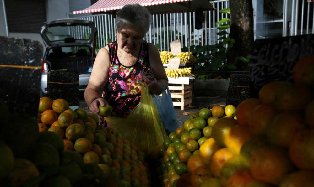 Consumidora compra laranjas em feira no Rio de Janeiro 15/02/2018 REUTERS/Pilar Olivares