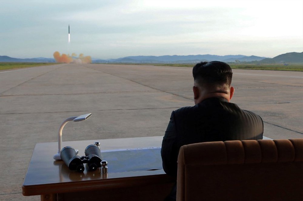 Líder norte-coreano, Kim Jong Un, assiste lançamento de míssil Hwasong-12 em foto divulgada pela agência de notícias oficial da Coreia do Norte, KCNA 16/09/2017 KCNA via REUTERS