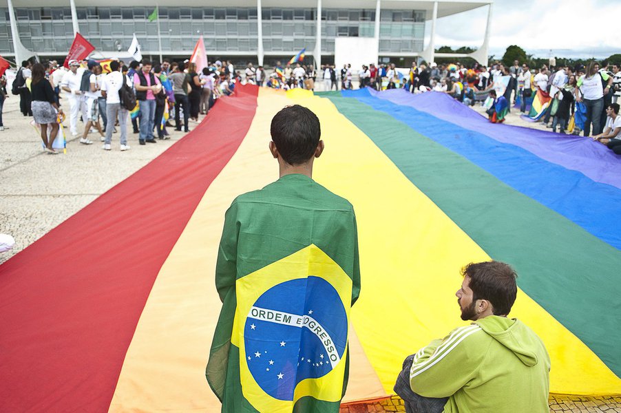 FHC iniciou os debates, Lula avançou timidamente, Dilma promoveu retrocessos e Temer obliterou o tema. As políticas LGBT são tratadas como secundárias pelo executivo, independente de quem esteja com a caneta na mão, e é preciso cobrar compromissos sérios das candidaturas progressistas colocadas