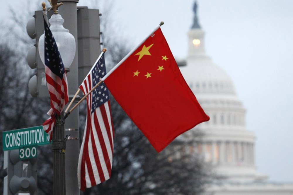 Bandeiras da China e dos Estados Unidos são vistas em Washington 18/01/2011 REUTERS/Hyungwon Kang