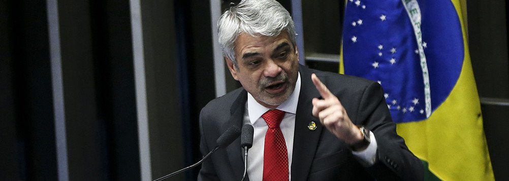 Brasília - Plenário do Senado vota o processo de impeachment de Dilma Rousseff. Na foto, o senador Humberto Costa (Marcelo Camargo/Agência Brasil)