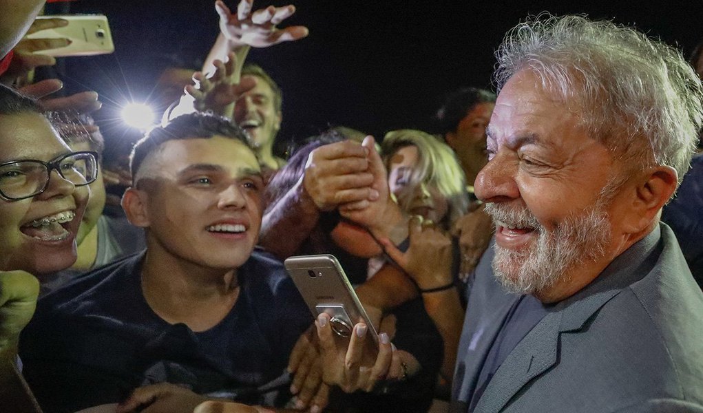 Pesquisa do MDA para a Confederação Nacional dos Transportes (CNT) mostra que o ex-presidente Lula, que é mantido como preso político desde 7 de abril em Curitiba, segue liderando a preferência da maioria dos eleitores brasileiros; na modalidade estimulada, Lula tem 32,4%, enquanto Jair Bolsonaro tem 16,7%, Marina Silva 7,6%, Ciro Gomes 5,4% e Geraldo Alckmin 4,0%; para 25,6% dos brasileiros, Lula é o único candidato em quem votariam, e 40,8% acreditam que ele disputará as eleições; para 90,3% a Justiça brasileira não age de forma igual para todos; no segundo turno, o ex-presidente Lula vence em todos os cenários; confira