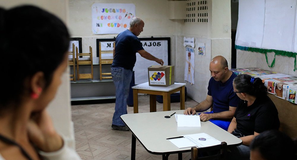 As seções eleitorais começaram a fechar às 18h, hora local (19h no horário de Brasília), após uma votação sem grandes incidentes segundo informações preliminares do Conselho Nacional Eleitoral (CNE) da Venezuela