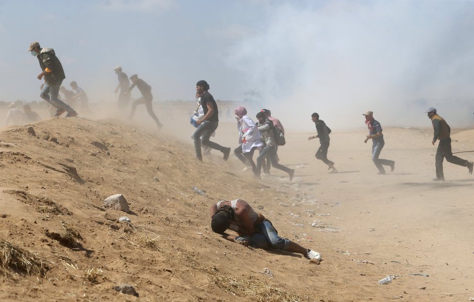Manifestantes palestinos durante protesto na fronteira entre Israel e Gaza 15/05/2018 REUTERS/Ibraheem Abu Mustafa