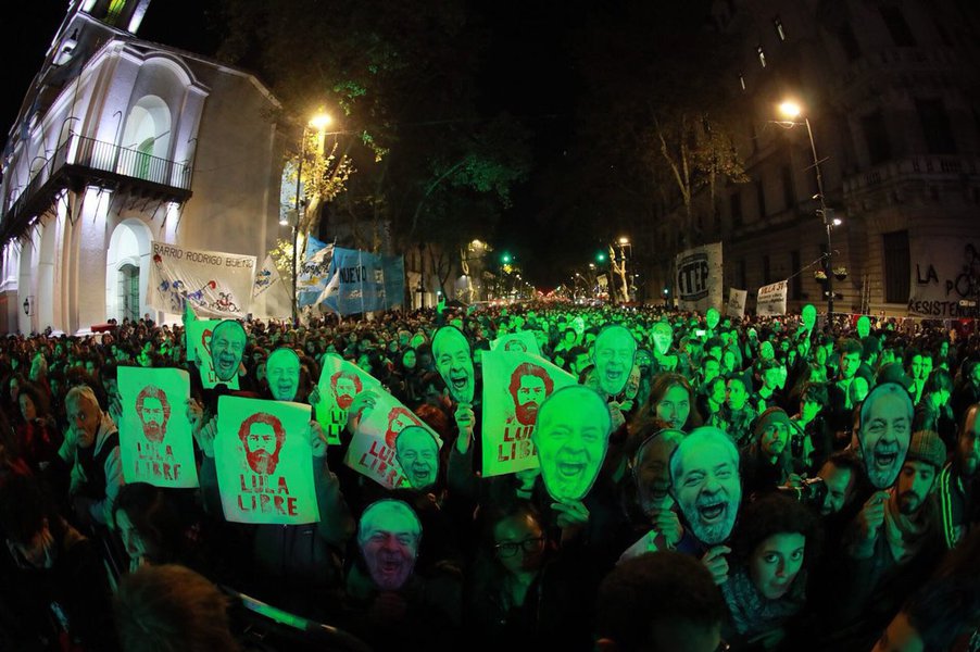 Os argentinos foram às ruas para prestar solidariedade ao ex-presidente Lula e pedir suas liberdade; em uma noite memorável, milhares se reuniram na histórica Plaza De Mayo e protestaram contra a prisão do maior líder da América Latina e por justiça por Marielle Franco