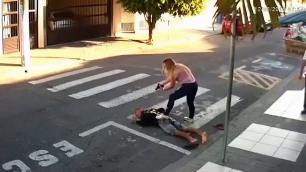 O problema não está em quem reage ao assalto e mata o assaltante. O problema está no cidadão e na cidadã de bem, que no conforto do sofá e do ar condicionado comemoram a morte de um semelhante. Essas pessoas estão doentes