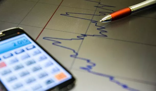 Payroll forte, revisão fraca: mercado ignora número cheio e mantém aposta em corte de juros nos EUA