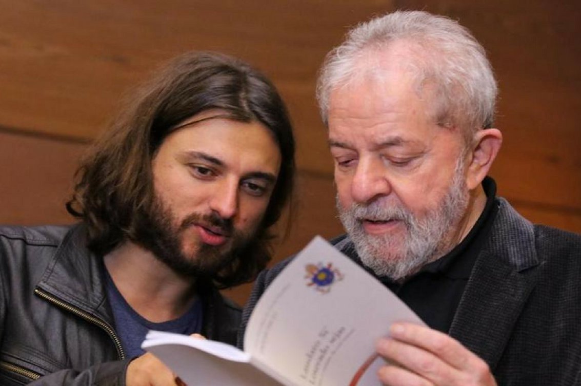 O "presente" era apenas um pretexto insignificante para o representante do Papa conversar com Lula sobre problemas espirituais, além de levar ao ex-presidente a palavra de conforto do Papa Francisco