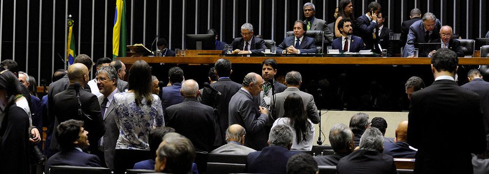 "Um dos problemas da política brasileira – e que nos diferencia de todos os países citados no levantamento – é que nosso sistema eleitoral sempre foi 'antipartidos'", afirma o jornalista Fernando Brito, do Tijolaço