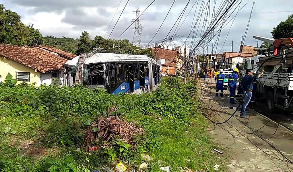 O motorista de um BRT perdeu o controle do ônibus e bateu em um poste, no município de Camaragibe, na Região Metropolitana do Recife; ninguém ficou ferido; o impacto no poste fez com que fios da rede elétrica ficassem caídos na rodovia; moradores da região ficaram sem energia elétrica