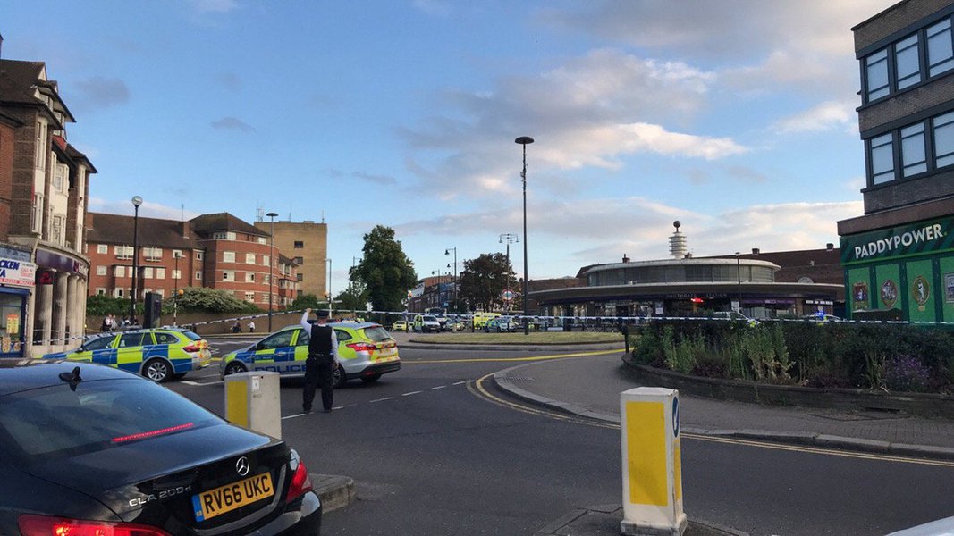 
O Serviço de Polícia Metropolitana de Londres respondeu a uma "pequena explosão" ocorrida na estação de metrô de Southgate; cerca de 30 minutos antes, a polícia havia informado que havia um "pacote suspeito" na mesma estação de metrô. A estação foi evacuada


 
