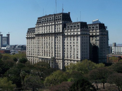 Uma pesquisa identificaria que o governo Maurício Macri terceirizou parte do Ministério da Defesa exatamente para um país estrangeiro. O modelo de subserviência argentina se supera ao permitir que os EUA utilizem a estrutura estratégica da nação e que tenham informações privilegiadas a partir desta instalação