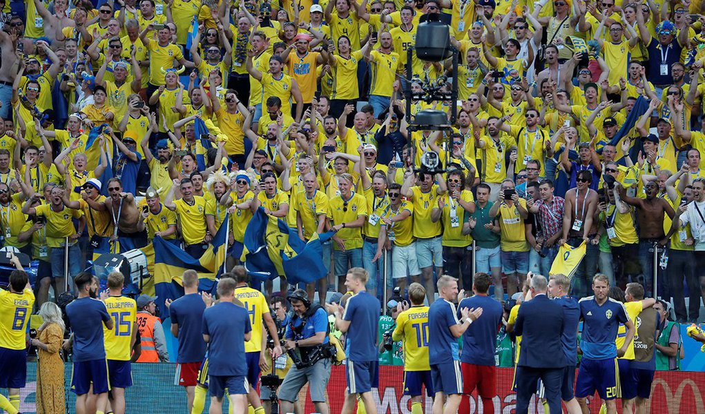 Jogadores da Suécia comemoram com a torcida vitória contra Coreia do Sul 18/06/2018 REUTERS/Carlos Barria